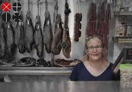 Antonia, detrás del mostrador en su ultramarinos de Ruzafa.