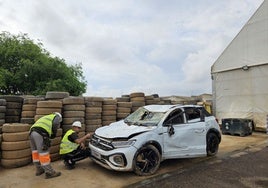 Labores de descontaminación de un coche afectado por la dana.