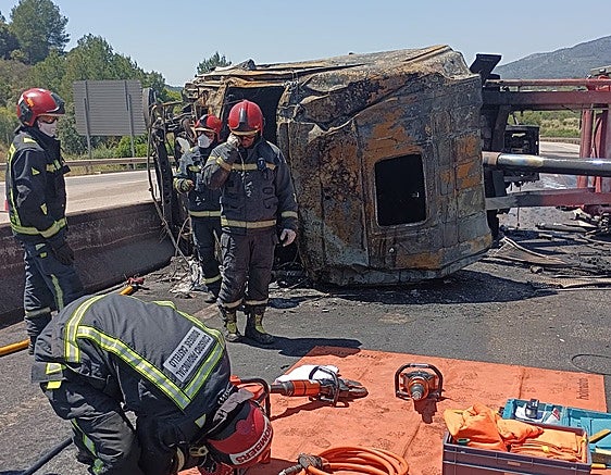 Muere un conductor en Borriol tras incendiarse el camión en un accidente en la CV-10