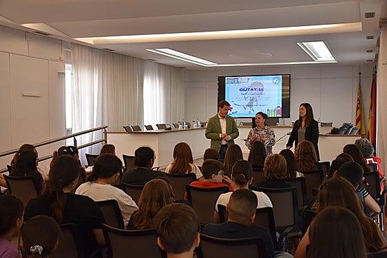 El alumnado del centro fue recibido por el alcalde y las concejalas de Educción y Gestión de Residuos.