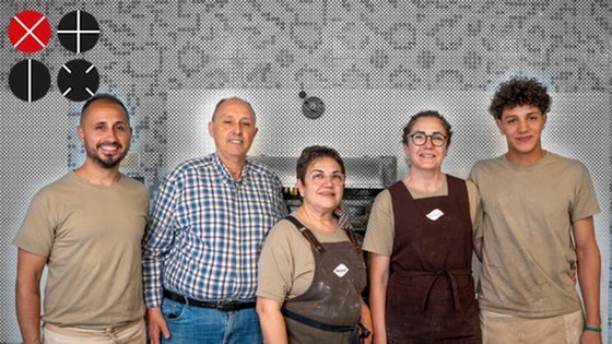 Los protagonistas del milagro, al frente del horno de Picanya.
