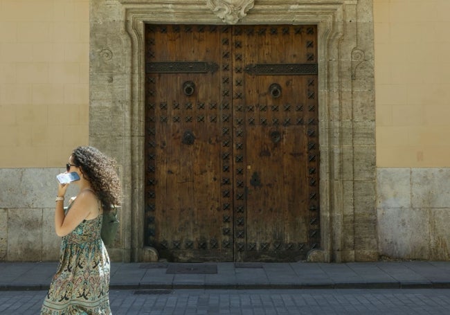 La histórica puerta principal del edificio.
