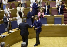 Llanos (Vox) y Mazón (PP) se saludan, ayer en Les Corts, tras aprobar el presupuesto de la Generalitat.