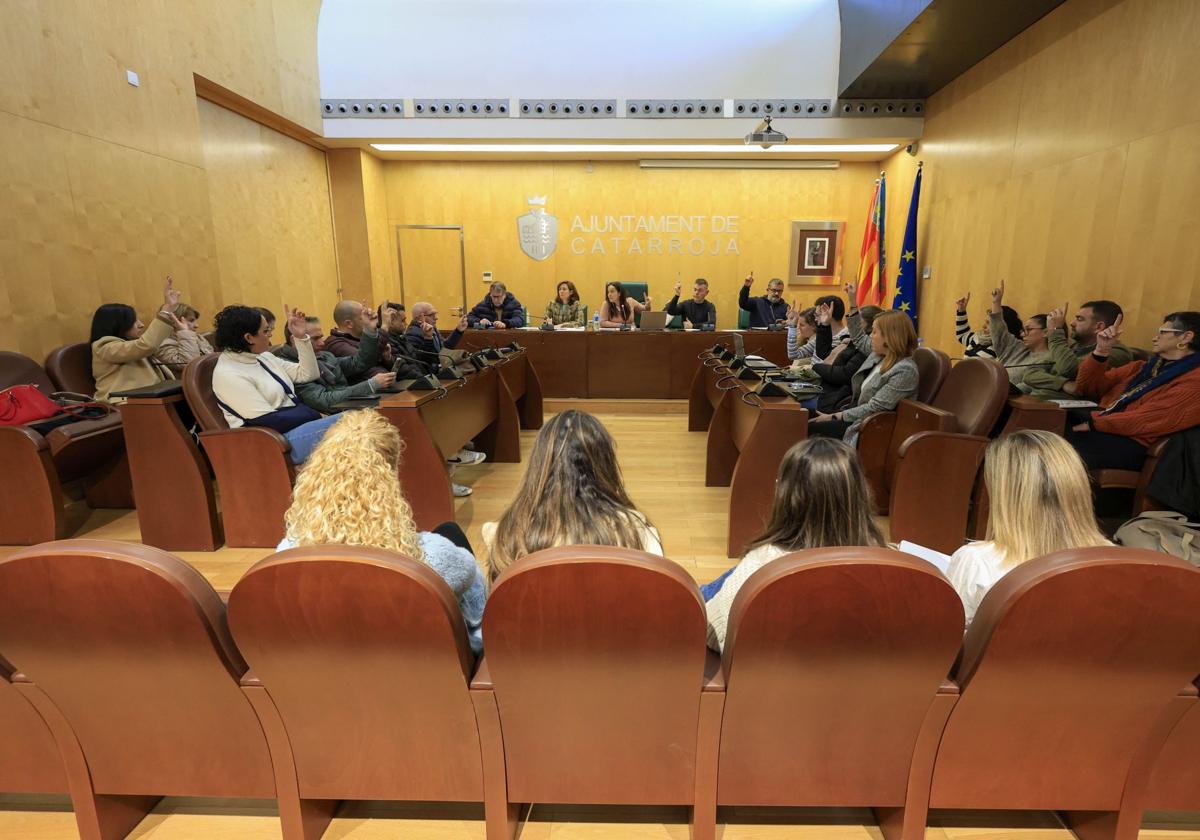 Siete Ayuntamientos de l'Horta aplazan sus plenos por la manifestación de la dana