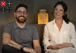 Germán y Carito se miran, sentados en La Oficina, su último restaurante.