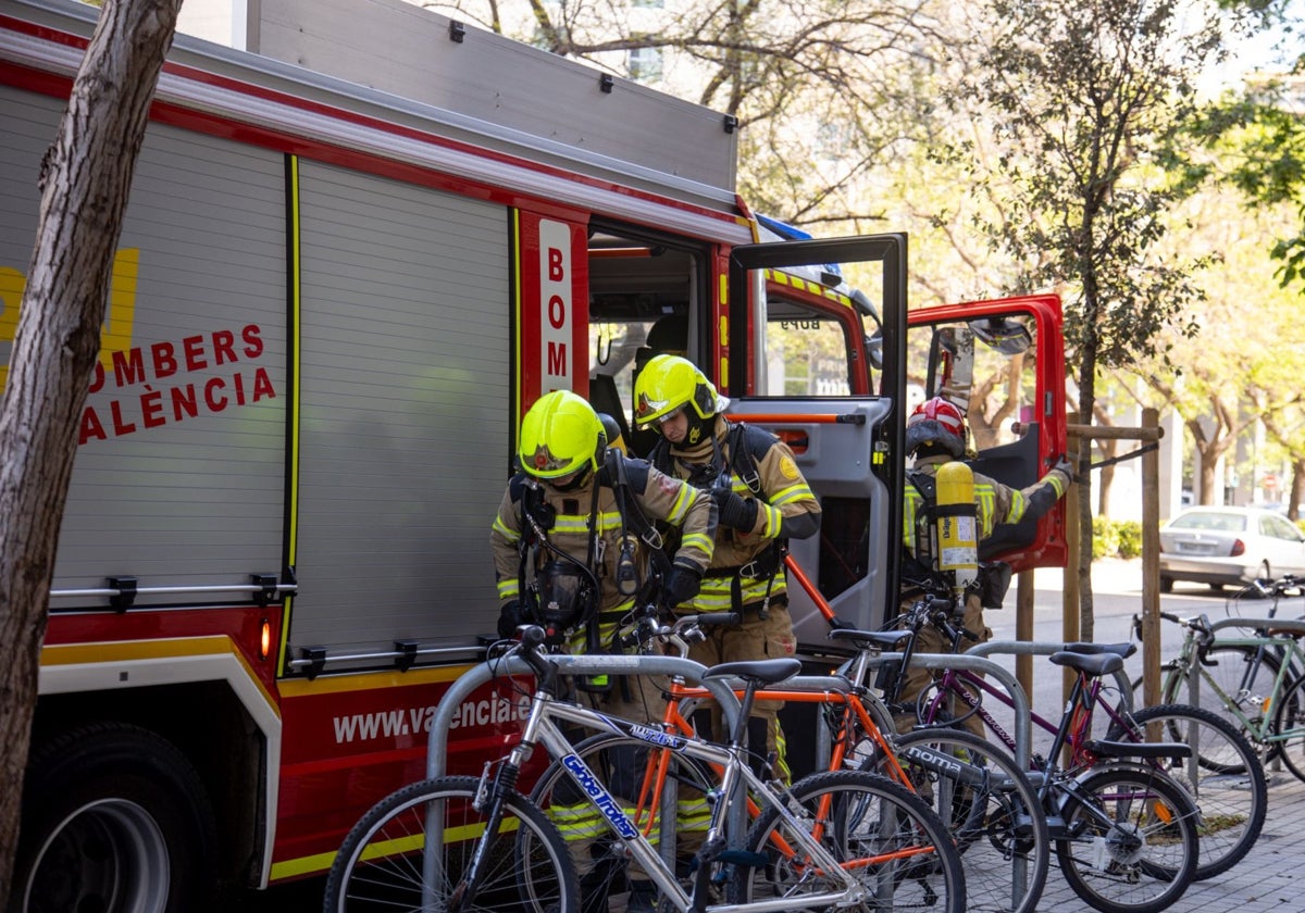 Bomberos de valencia preparan un plan sobre baterías tras los incendios de patinetes eléctricos | las provincias