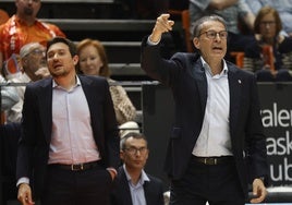 Pedro Martínez da instrucciones durante el partido del Valencia Basket contra el Baskonia.