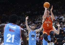 De Larrea se levanta ante la defensa del Breogán.