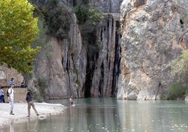 Aguas termales que nacen en la orilla del rio Mijares, en Montanejos