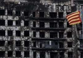 Fachada del edificio incendiado de Campanar.