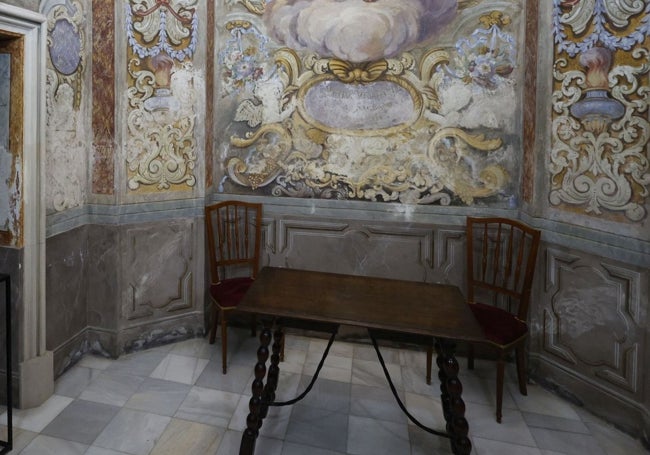 Capilla del trasagrario, donde se ven humedades en la parte inferior.