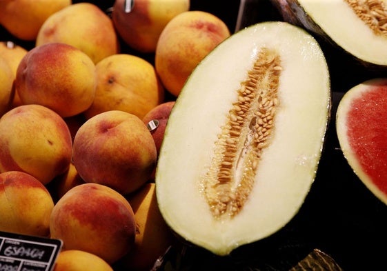 Melones y sandías partidas por la mitad.