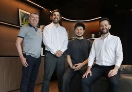 De izquierda a derecha, Gourlay, Solís, Kiat Lim y Corberán, en Singapur.