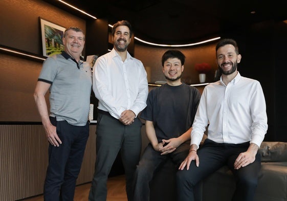 De izquierda a derecha, Gourlay, Solís, Kiat Lim y Corberán, en Singapur.