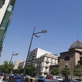 Torre de Santa María del Mar cubierta por mallas de protección y la cúpula con tejas desprendidas.