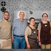 Los protagonistas del milagro, al frente del horno de Picanya.