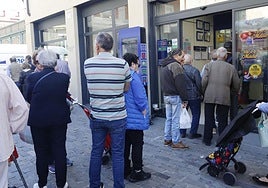 Cola en una administración de Loterías y Apuestas del Estado.