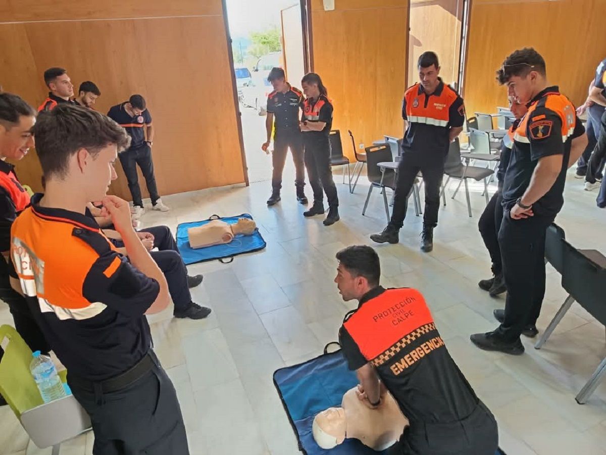 Voluntarios de protección civil de la comunitat participan en una jornada de formación en calp | las provincias