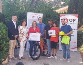 El ganadore de la categoría 3º y 4º de Primaria, recibiendo el premio.