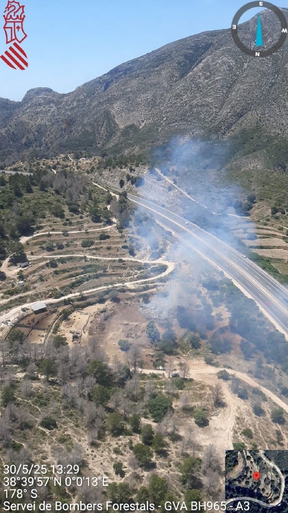 La zona del incendio, junto a la autopista.