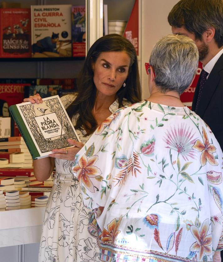 Imagen secundaria 2 - Los libros que la reina Letizia se ha llevado de la Feria del Libro de Madrid