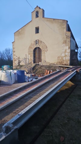 La controvertida rampa de acceso a la ermita.