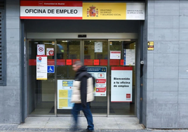 El SEPE quita el subsidio para mayores de 52 años a una mujer y le obliga a devolver 6.621 euros por viajar al extranjero y no comunicarlo: no lo podrá volver a pedir