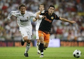 Villa pelea un balón con Heinze en un partido ante el Real Madrid,
