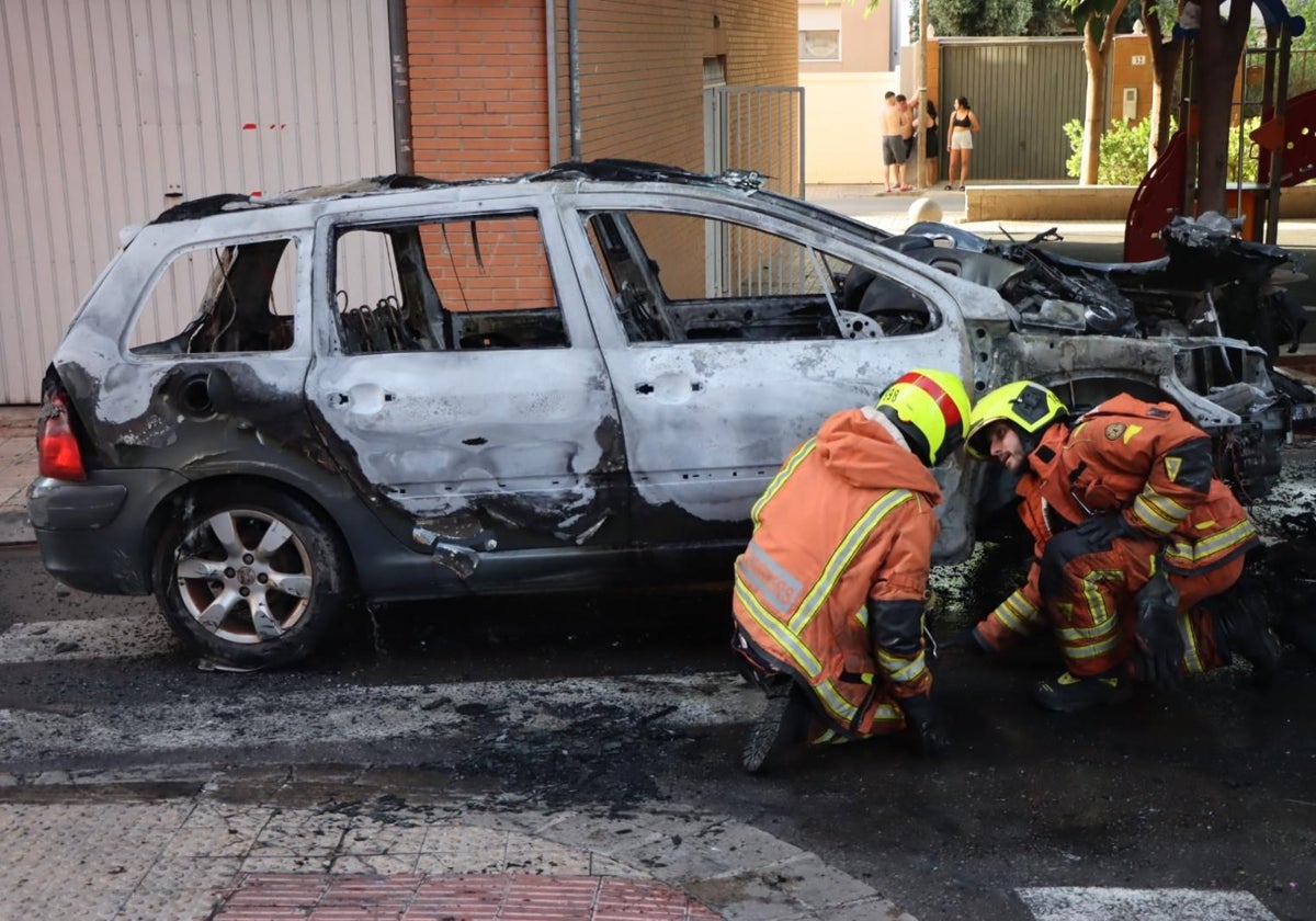 Un coche se incendia entre explosiones con una mujer y su hijo dentro en torrent | las provincias