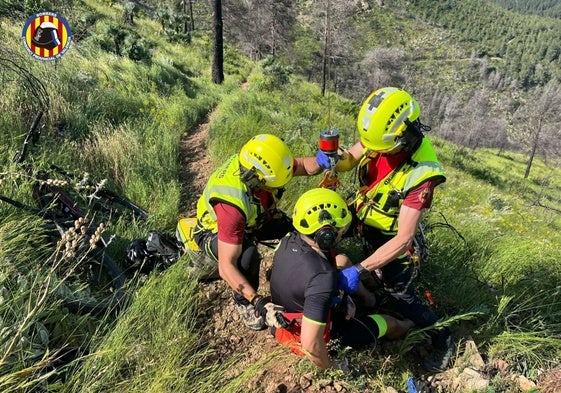 Los bomberos asisten a la víctima, este sábado, en un paraje de Montixelvo.
