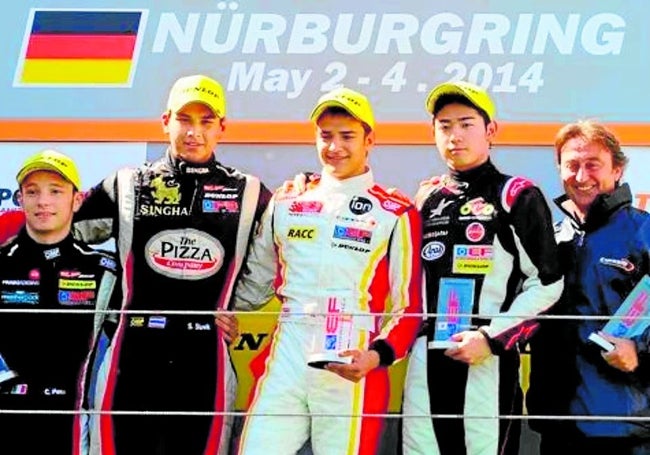 Álex Palou celebra su victoria en el podio con Adrián Campos, GP de Nurburgring.