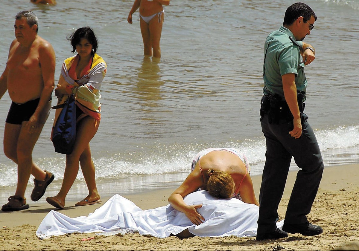 Un hombre muere ahogado cuando se bañaba en una playa de torrevieja | las provincias