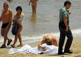 Una mujer abraza a su marido fallecido tras ahogarse en Torrevieja, en una imagen de archivo.