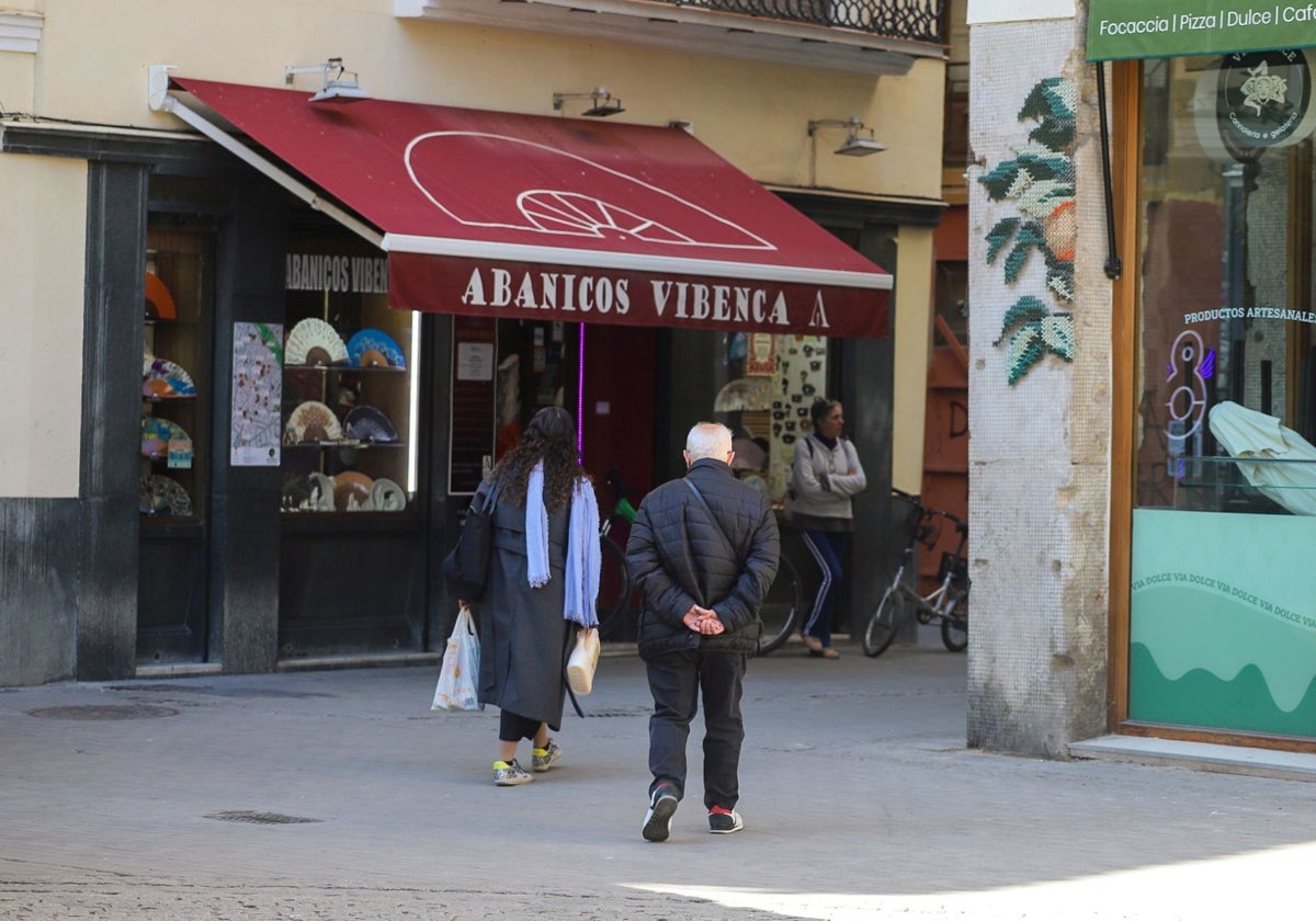 Un vecino pasea por el barrio de El Mercat.