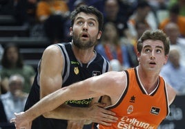 Tobey y Reuvers luchan por el rebote en el último partido entre el Valencia Basket y el Gran Canaria en la Fonteta.