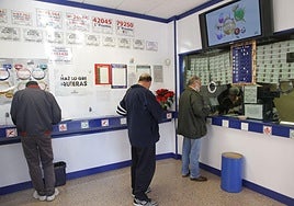 Varios jugadores de La Bonoloto en una imagen de archivo.