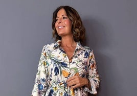 Yolanda Guillén, de Paiporta, con el vestido que lució la Reina Letizia, diseñado por ella misma.