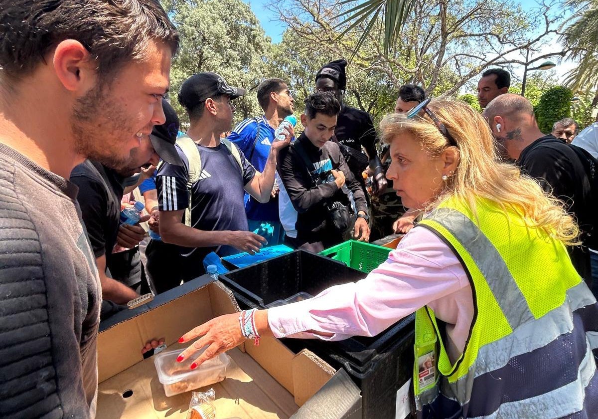 El ayuntamiento de valencia impide a una ong repartir comida a personas sin hogar en el viejo cauce | las provincias
