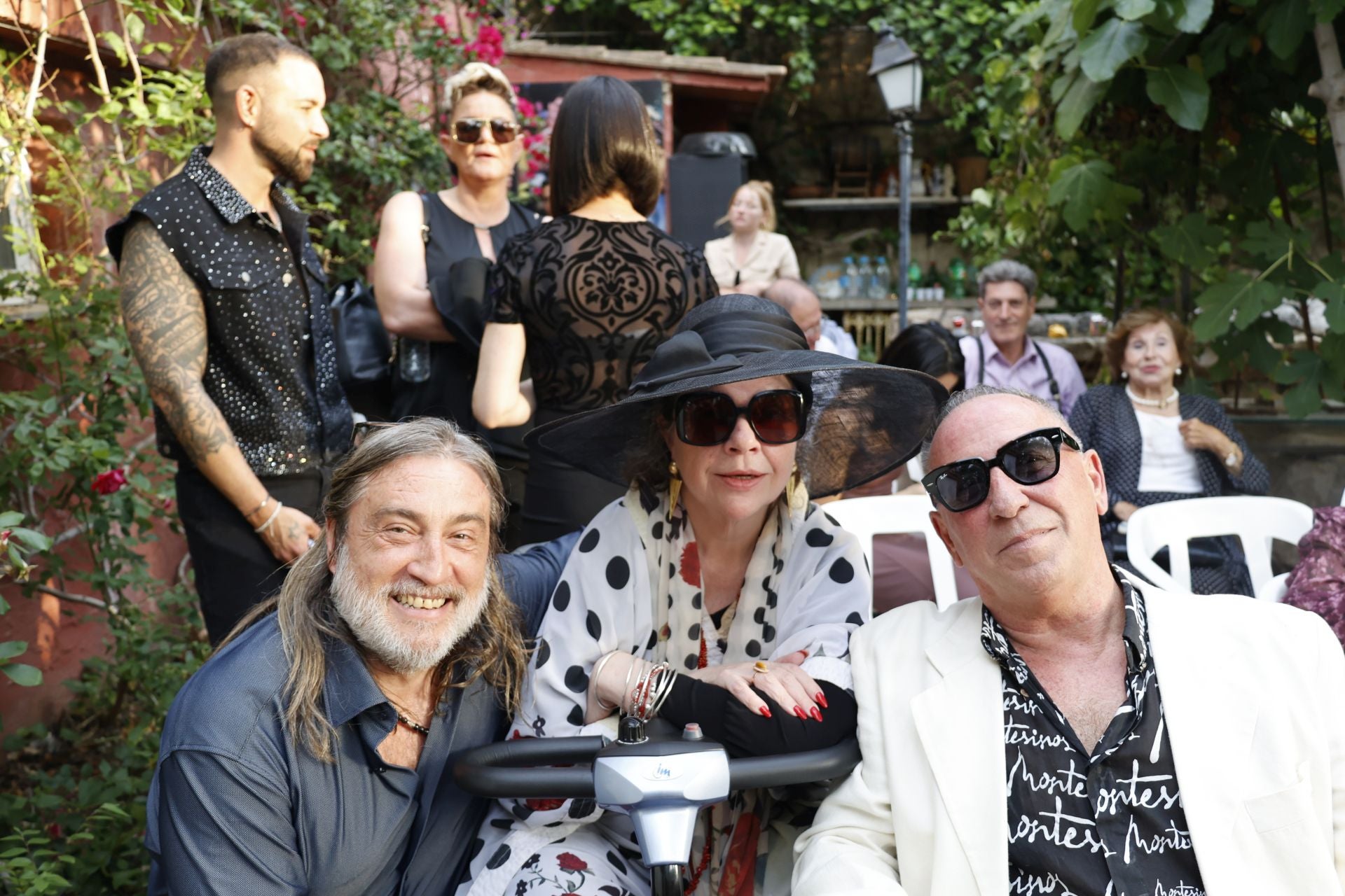 Asistentes al desfile de Francis Montesinos en su casa para celebrar su 50 aniversario.