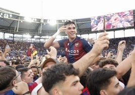 Carlos Espí, a hombros tras la invasión de campo.