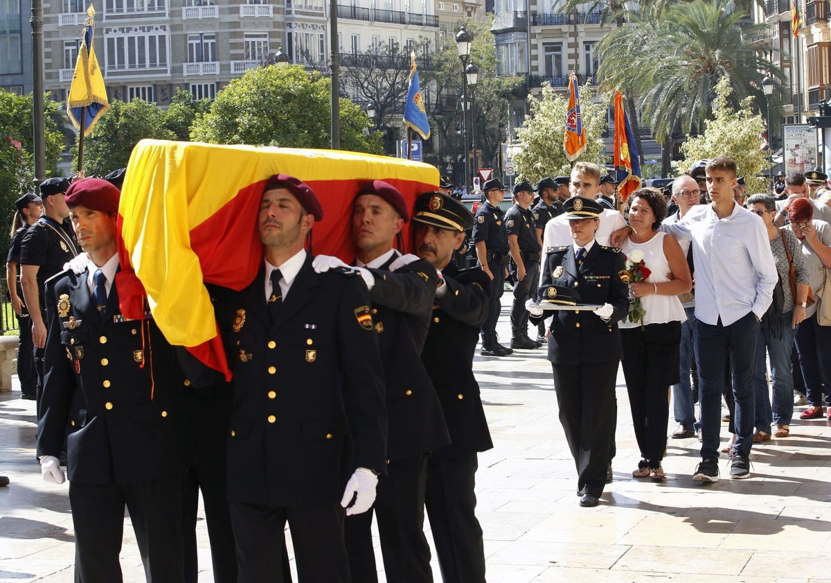 Imagen principal - El funeral de Blas Gámez, el patio donde perdió la vida y una imagen suya con un reconocimiento.