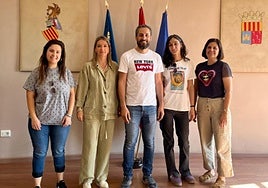 El alcalde, con las participantes en el proyecto.