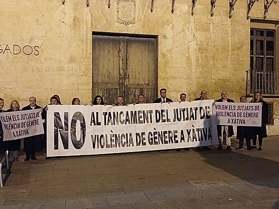 Los abogdos del partido judicial se manifiestan a las puertas de los juzgados de Xàtiva.
