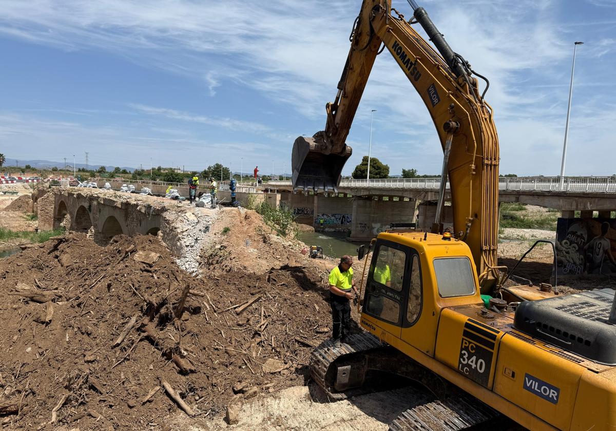 Obras en el Pont Vell de Riba-roja.
