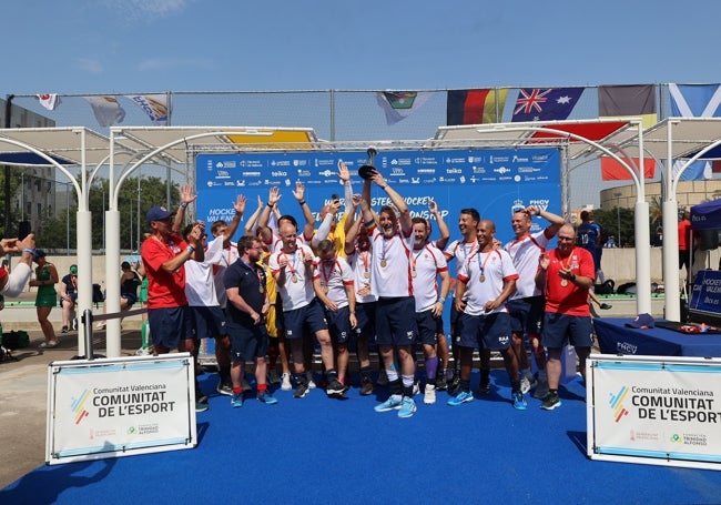 La selección inglesa celebra su victoria en categoría masculina +45.