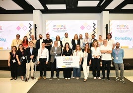 Mar Domínguez y María Jesús Agudo, durante la entrega del premio.