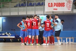 Los jugadores colegiales durante un tiempo muerto.