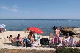 La zona de la Punta Negra este fin de semana, playa que este año estrena bandera azul.