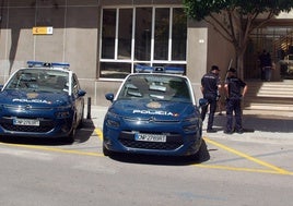 Vehículos y agentes de la Policía Nacional.