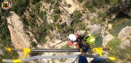 Momento del rescate de la senderista en Millares.